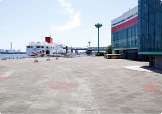 海に面した開放的な屋外スペース。自動車やバイクの展示販売会から、音楽イベント、CM撮影等、多様な使い方が可能。