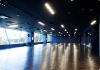 広大な大阪湾が望める黒で統一された全方位型のイベントスペースです。