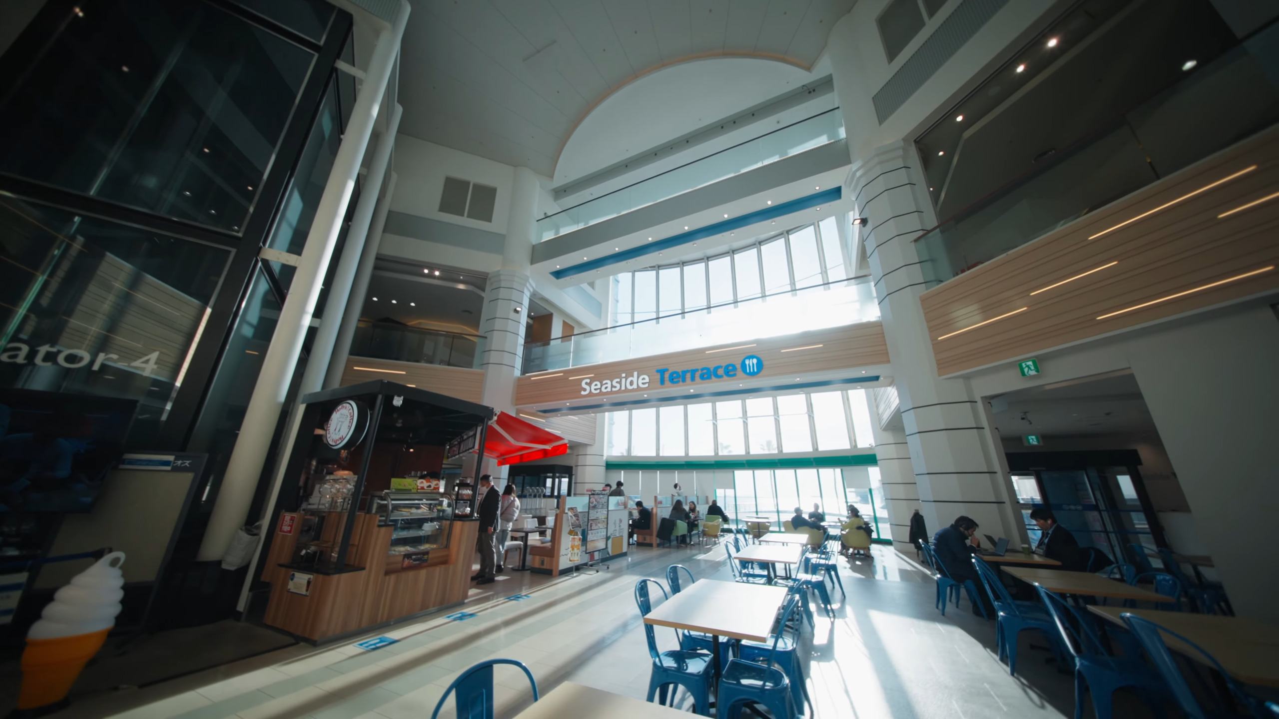 夕方の海を眺めるATCシーサイドテラス