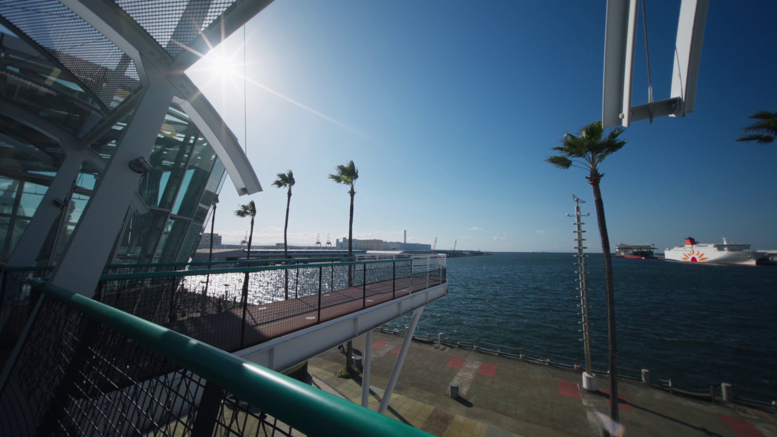 大阪湾の夕日。黄色くなった空が海に映っている
