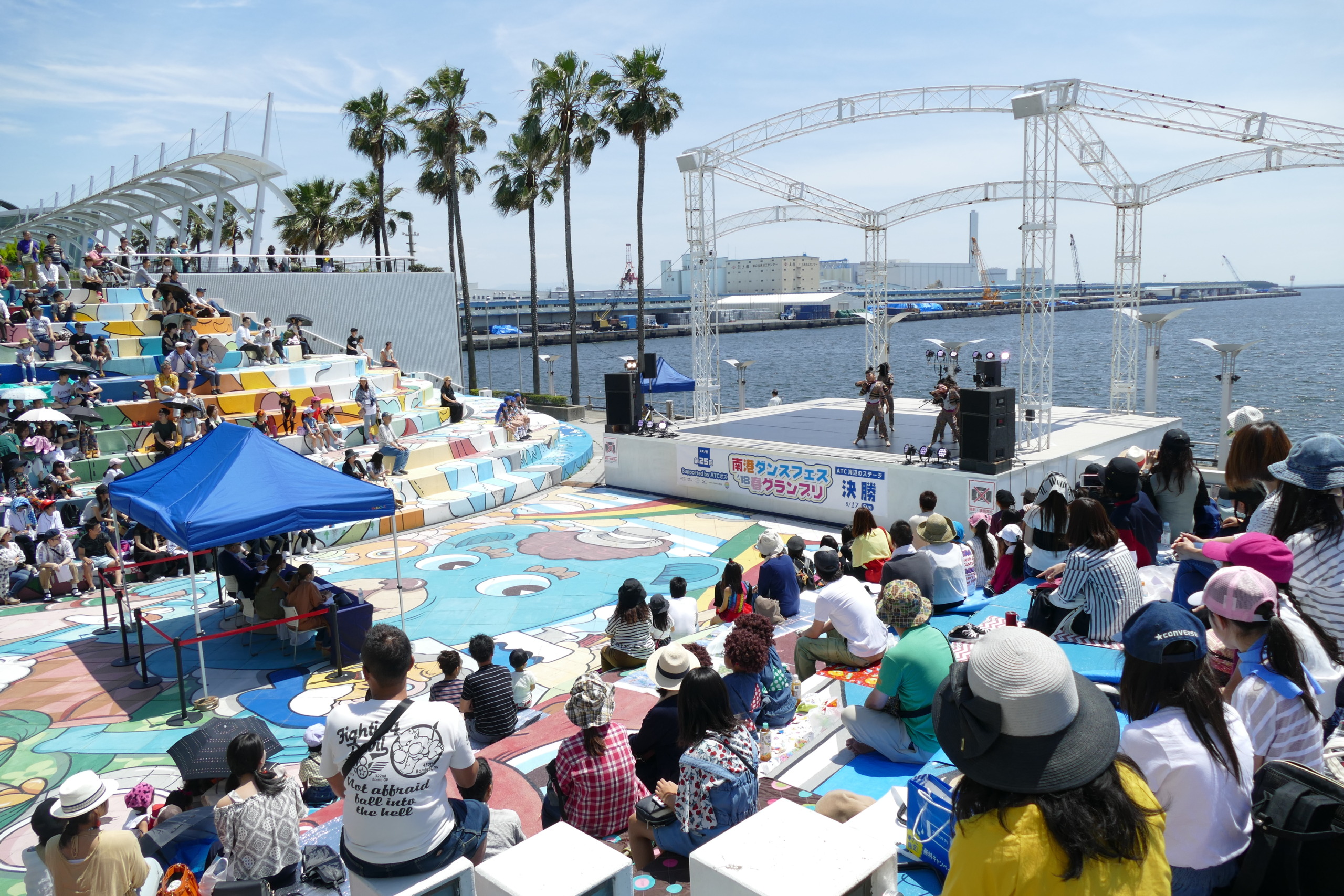 ATCの海辺ステージでダンスを披露する子どもたち。大阪湾を背景に繰り広げられる咲洲ダンスフェスの風景