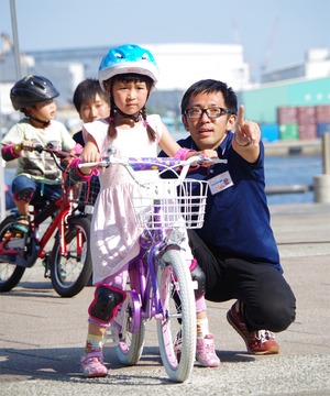 あさひ自転車ｷｯｽﾞｽｸｰﾙ～補助輪外して乗ってみよう～